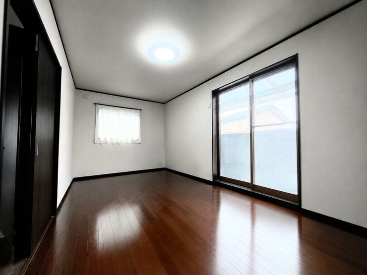 【Bedroom】主寝室や子ども部屋、在宅ワークにも使える洋室。暮らしに合わせて自由にレイアウトできます。
※こちらの画像はAIによる家具を消したイメージ画像になります。