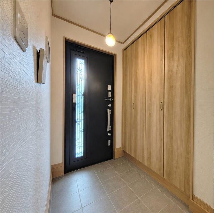 【Entrance】明るく清潔感のある玄関が、毎日の帰宅を心地よく迎えてくれます。
※こちらの画像はAIによる家具を消したイメージ画像になります。お部屋の雰囲気を感じてみてください♪