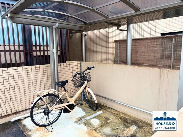 駐輪場は屋根付きです。