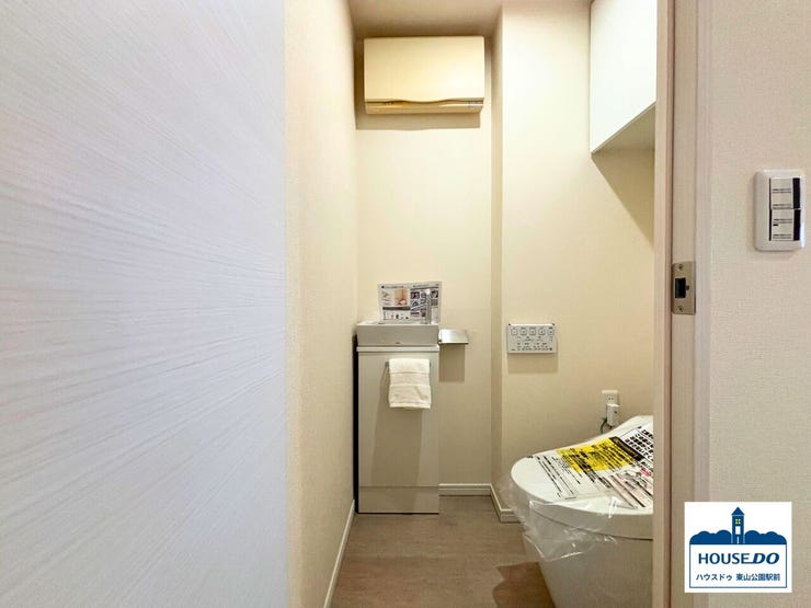 トイレは手洗い一体型で、使用後すぐに手を洗える衛生的な設計。最新の温水洗浄機能で、いつでも清潔・快適です。