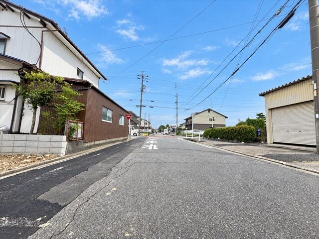 お子様と手を繋いで歩いている横を車が通り抜けられる道幅となっています。安心してお子様と一緒にお出掛けする事が出来ます。