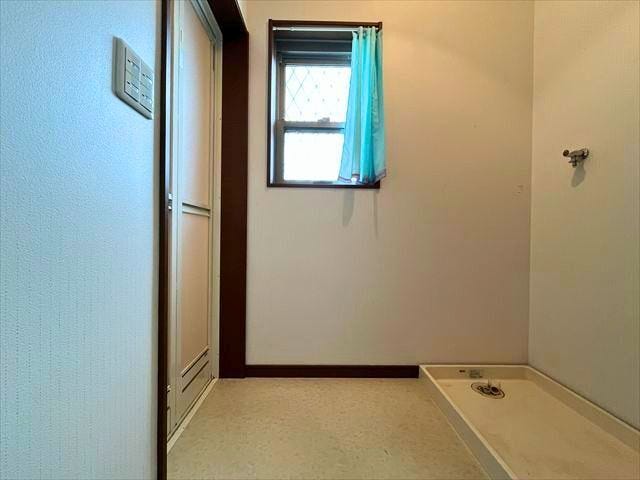 脱衣所&洗濯機置き場。来客時などは扉を閉めることで洗濯場が見えなくなるのは良いですね。