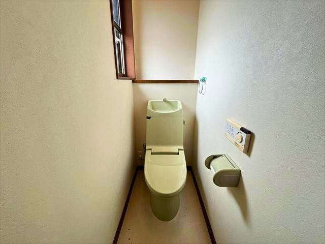 2階トイレ:各階にトイレがあることで階段の上り下りの手間が省けます。また朝など混み合う時間帯でも自分のペースで利用できますね。