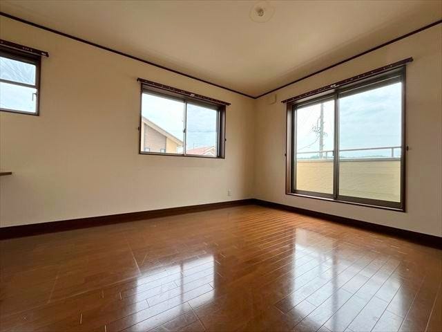 2階9.5帖洋室は居室で一番広いお部屋です。バルコニーとウォークインクローゼットを完備。主寝室にいかがですか。