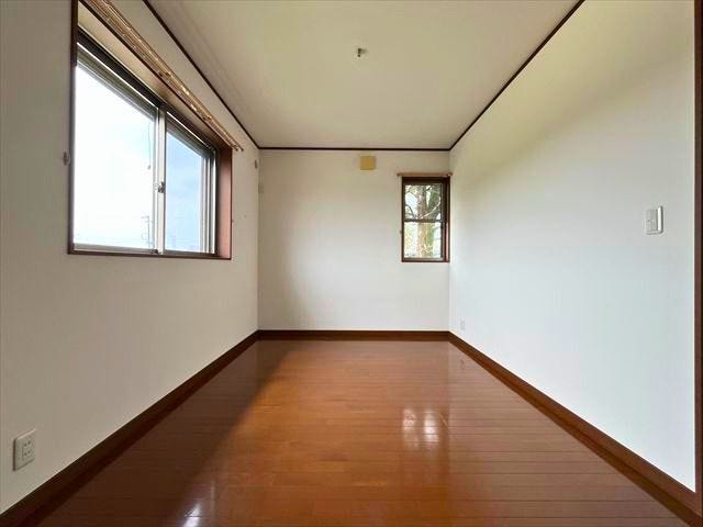 2階南側6帖洋室:6帖のお部屋はここと北側の2カ所。どちらも2面に窓があり壁1面がクローゼットになっています。