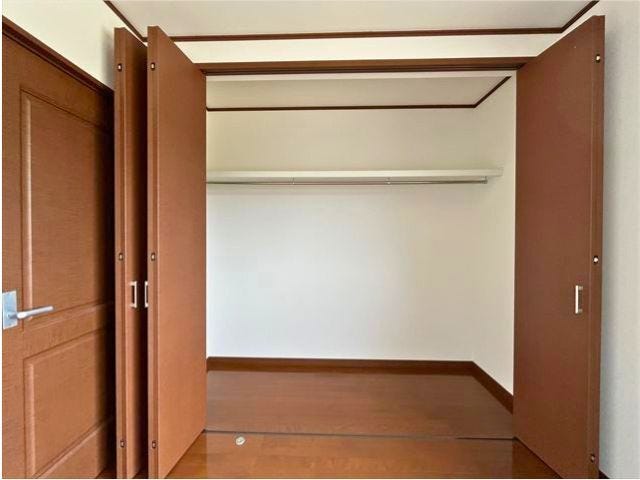 2階南側6帖洋室クローゼットは壁1面の広さがあります。天井まで収納スペースがあるのでお部屋がすっきり片付きそうですね。
