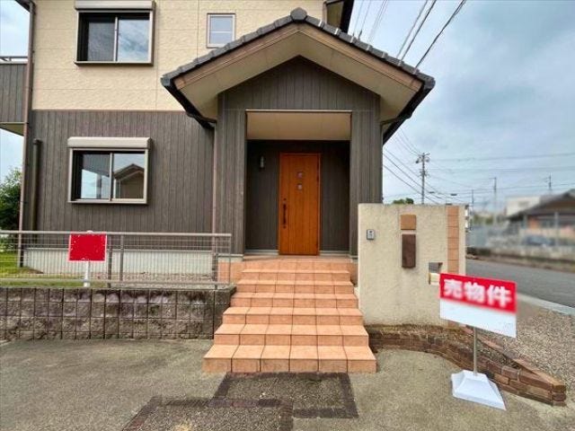 玄関ポーチ:階段を上がることで外からの視線が入りにくくなりますね。屋根があり雨天時の出入りも慌てずに済みそうです。