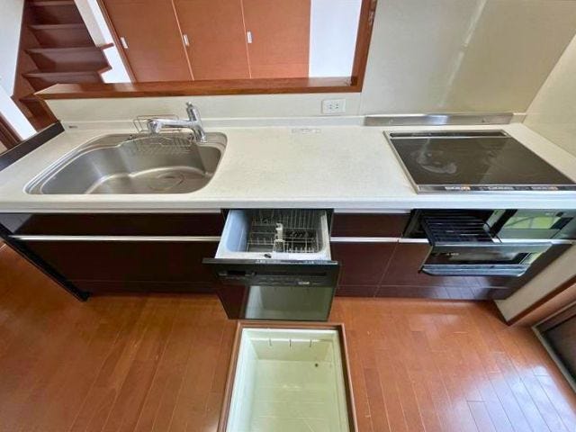キッチン周り:左から浄水器付き水栓、食洗器、床下収納、IHクッキングヒーター三口&グリル