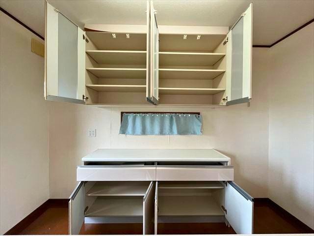 キッチン後ろには収納力のあるカップボード。窓もあるので換気もばっちり。