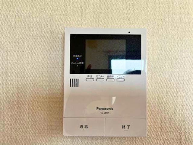 モニター付きインターホンで来客の姿を確認して対応できます。