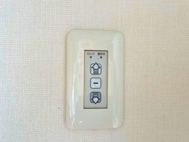 LDKの窓のシャッターは電動で開閉できます。ボタン一つで操作は楽チンですね。