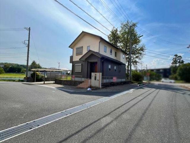 光と風が良く通る角地♪北側道路幅員約11.5m、東側道路幅員約6m♪周りは広い道路や公園なので日当たりがとても良いです