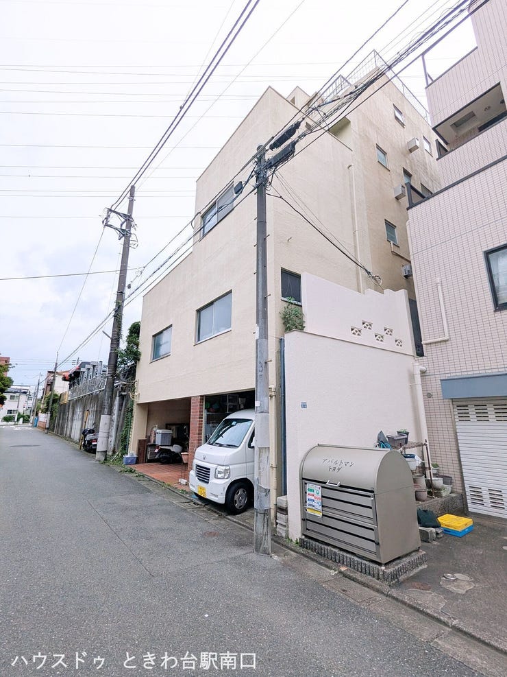 【外観】
東武練馬駅から徒歩7分の好立地。落ち着いたベージュの外観が印象的な5階建てRC造マンションです。周辺には利便施設が充実しており、毎日の暮らしを支える穏やかな住環境が整っています。