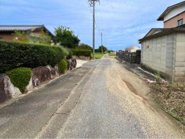 幅員約2.5mの前面道路です。セットバックが必要な道路となります。大型車が入ってこれないので、騒音などの心配はありません。