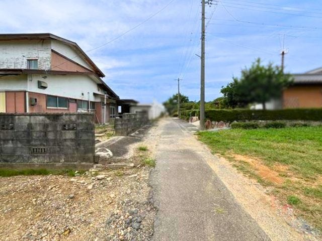 幅員約2.5mの前面道路です。セットバックが必要となりますが、道路幅が広がるので車の出し入れもしやすくなりますね。