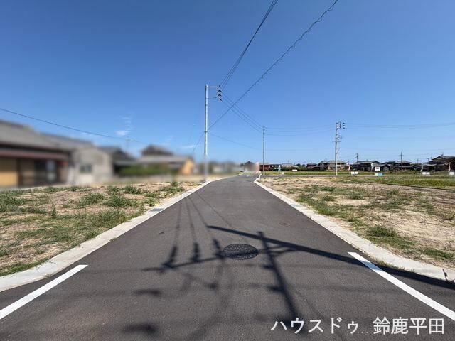 【南側幅員約6.0m前面道路】大型車でも余裕をもって通れる道幅で、車の出し入れもしやすいです。(2026年8月24日 撮影)