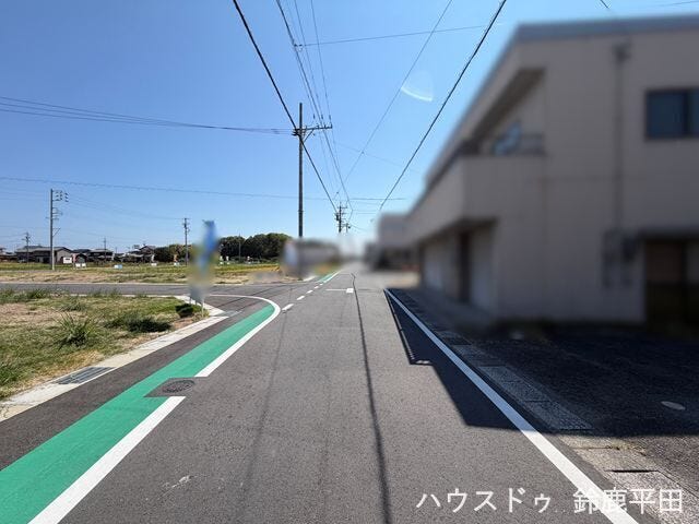 【北東側幅員約6.1m前面道路】通学路としてグリーンベルトがあり、車はスピードを抑えて走行するので安全に歩けます。(2026年8月24日 撮影)