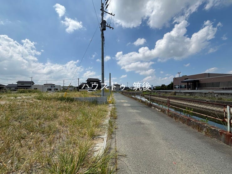 反対方向の前面道路。セットバックにより幅員4mを確保する計画です。