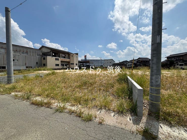 右斜めから撮影。道路側の幅と奥行きの両方をご確認いただけます。