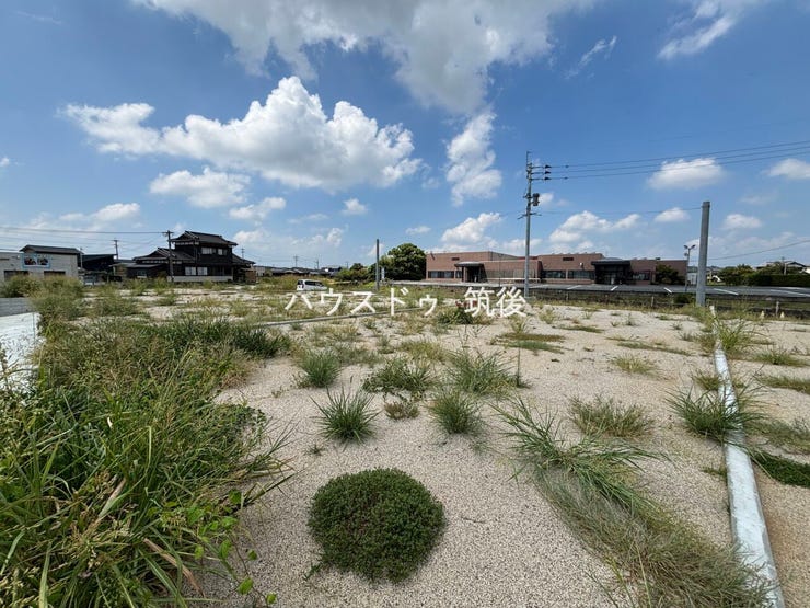 敷地奥から道路方向を撮影。ゆとりある土地の広さをご確認ください。