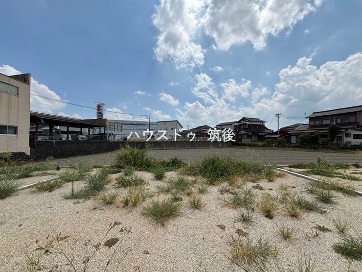 敷地中央から撮影。建物や駐車スペースの配置を考えながらご覧ください。