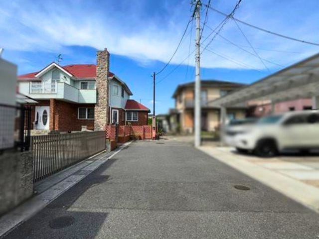 幅員約4.8mの前面道路です。車がすれ違うのに安心な道幅です。近所に住む方くらいしか利用しない道なので慌てずに駐車できますね
