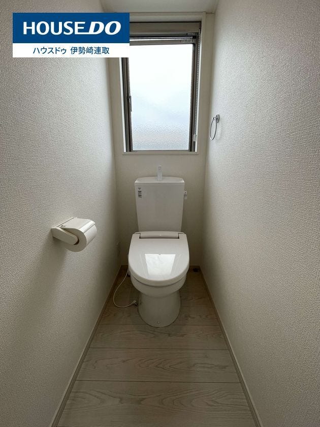 2階にもトイレがあり、朝の混雑時も安心です。正面に大きな窓が付いており、陽の光が差し込む明るく風通しの良い空間!温水洗浄便座も完備で、毎日気持ちよくお使いいただける綺麗なトイレです♪