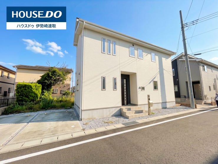 【外観】
【伊勢崎市太田町】築4年・2580万円の当社専任物件!白を基調としたスタイリッシュな外観です。並列で停められる広々とした駐車スペースを完備。前面道路も広く、お車の出し入れもスムーズに行えます♪