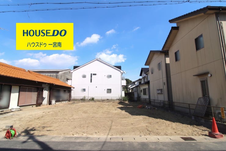 【外観】
【午後の光を活かす、家計に優しい西向き】
午後から夕方にかけて多く光を取り入れることが出来るため、冬場も暖かく電気代の節約になります!
遅い時間まで明るさが続くため、夕暮れまで心地よく過ごせます。