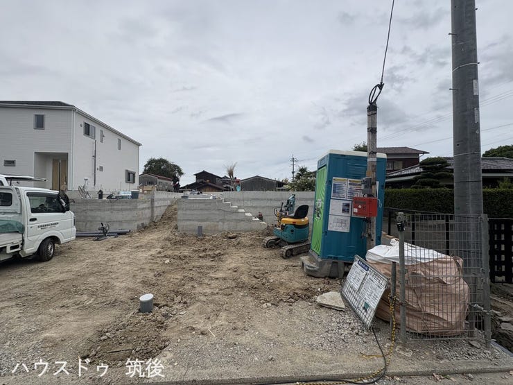 【落ち着いた雰囲気が広がる住宅街】前面道路から敷地への出入りがしやすいロケーション!周辺環境や近隣との距離感も現地でしっかりと確認できます。ぜひ現地をご覧ください!