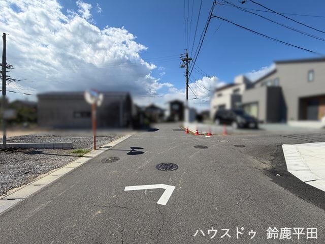 【北側幅員約6.4m前面道路】住宅街に位置し、車通りが少ないのでお子様や高齢者の方も安心できます。(2026年9月17日 撮影)