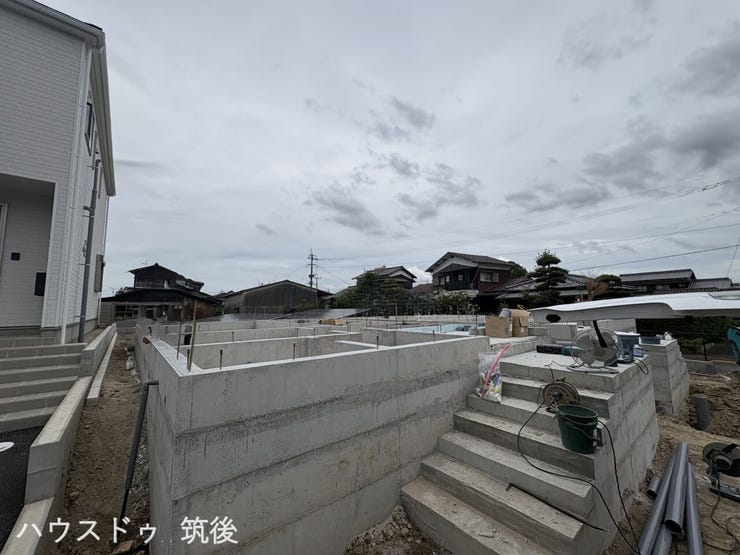【建物を支える頑丈な基礎工事】完成後には隠れてしまう基礎部分をしっかり確認できる貴重な施工中現地!構造や品質の安心感を実際にお確かめいただけます。