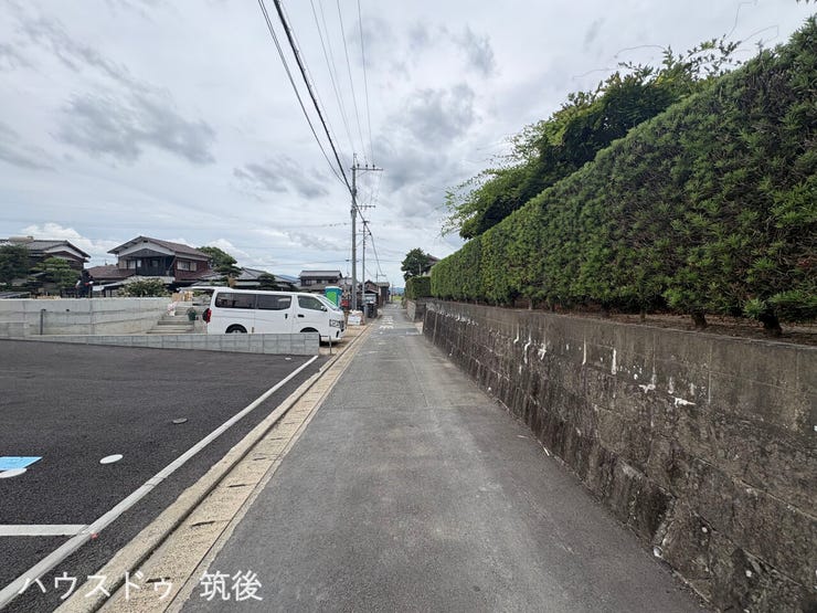 【すっきりとした前面道路】周囲は穏やかな住宅街で快適な生活環境が広がっています。敷地と道路の位置関係を含め、現地で直接ご体感ください!