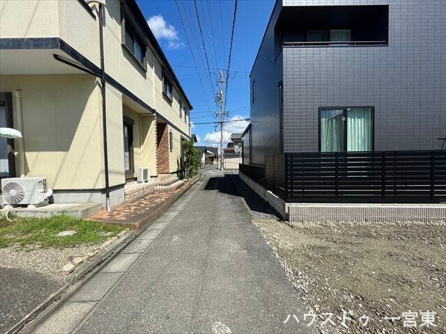 【西側北向き】幅員約3.3mの前面道路です。セットバックが必要な道路となります。大型車が入ってこれないので、騒音などの心配はありません。