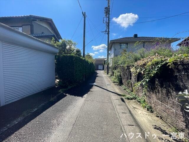 【西側南向き】幅員約3.3mの前面道路です。セットバックが必要となりますが、道路の幅が広がり見通しも良くなるので、安全性も高くなります。