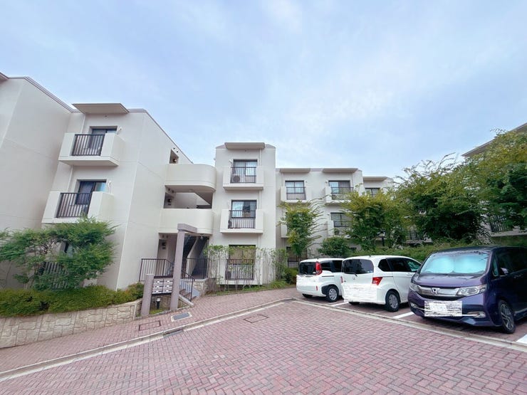 静かで落ち着いた閑静な住宅地です。
子育て世代の生活環境としても最適です◎