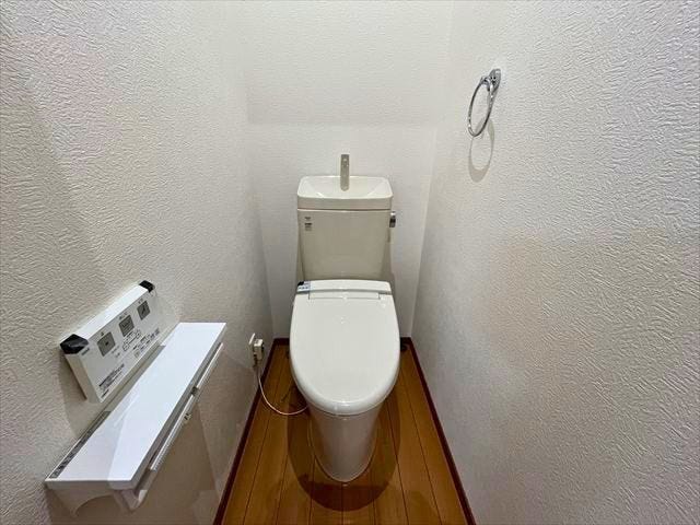 1階トイレ:各階にあると階段の上り下りの手間が省けます。また朝など混み合う時間帯でも自分のペースで利用でき◎