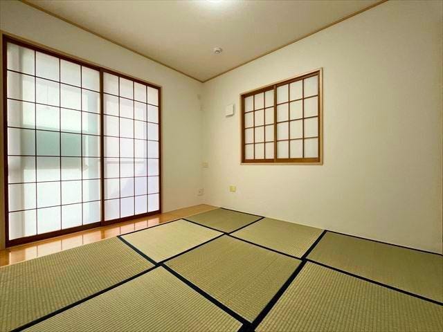 1階和室はライフステージに合わせて利用ができる便利なお部屋です。また窓に障子があり夏の暑さ、冬の寒さを軽減したり外からの視線を遮ったりできるのも良いですね。