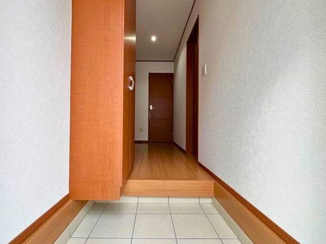 入口からプライベート空間が見えない奥行きを感じられる玄関。プライバシーが守られますね