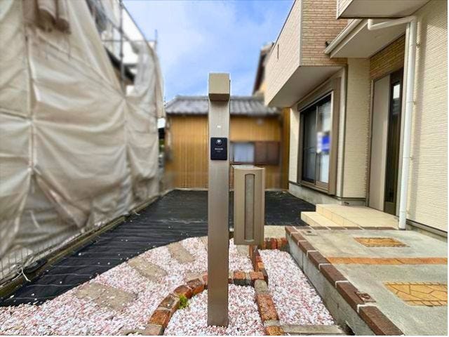 お庭の雰囲気に合わせて設置されたインターホン&ポスト