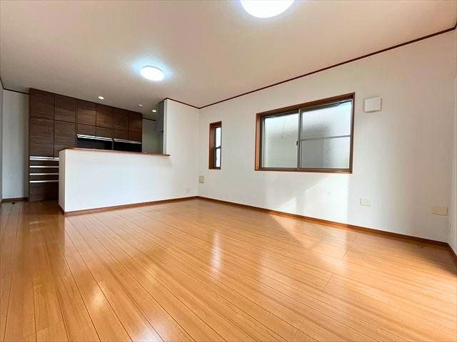 ストレートタイプのLDKで、料理中も家族と会話が弾みそうですね。また、お庭側から直接出入りできる導線があるので、重い買い出しの荷物を運び込むのにも便利です!