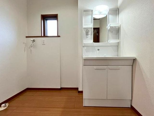 洗面所、浴室共に窓があり換気ができます。洗面台は洗濯物の予洗いやお掃除に便利なシャワー付き。