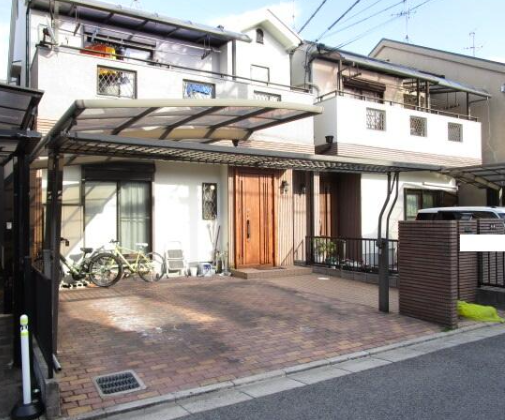 【外観】
大きなカーポートを備えた駐車2台可能な外観スペース。お洒落なアプローチと重厚感のある木目調玄関ドアが印象的な、落ち着きある住まいです