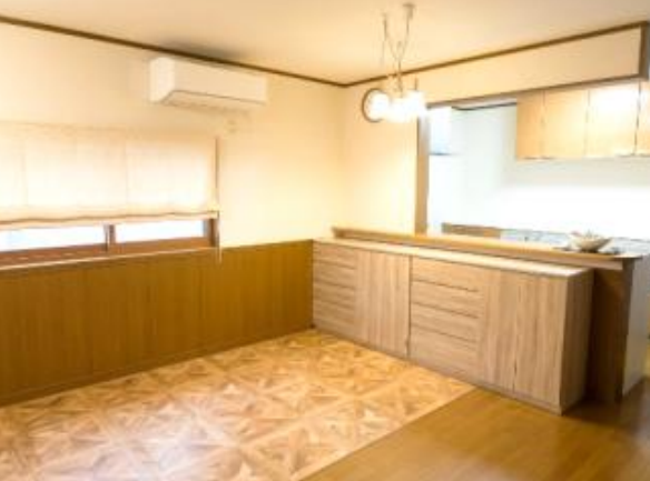 18帖のゆとりあるLDKは、対面カウンターや腰壁パネルがアクセントのおしゃれな空間。豊富な収納棚を備え、家族がゆったりくつろげるリビングです。