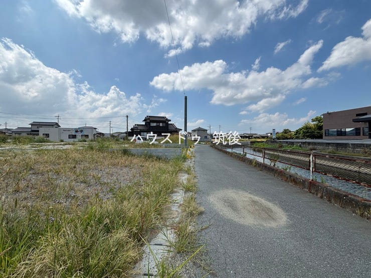 前面道路の反対方向。