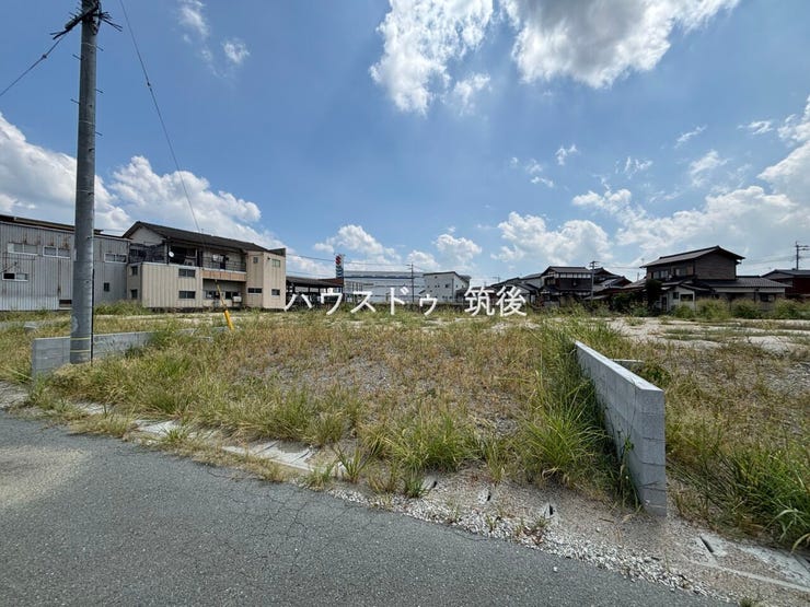 右斜めから敷地全体を撮影。奥へ長く続く土地形状が分かります。