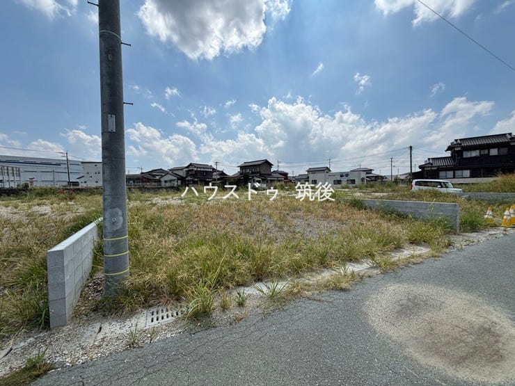 左斜めから撮影。約81坪の広さを生かした建築プランをご検討ください。