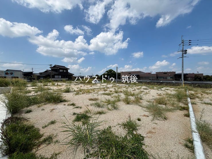 敷地奥から道路方向を撮影。現地ではしっかりとした奥行きを感じられます。