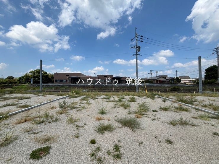 敷地中央付近から撮影。前後にゆとりのある約81坪の土地です。