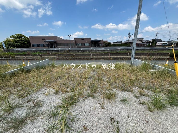 前面道路との境界付近。道路と敷地の位置関係をご確認いただけます。